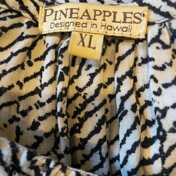 PINEAPPLES -Designed in Hawaii Tunic blouse in black & cream - Picture 7 of 7